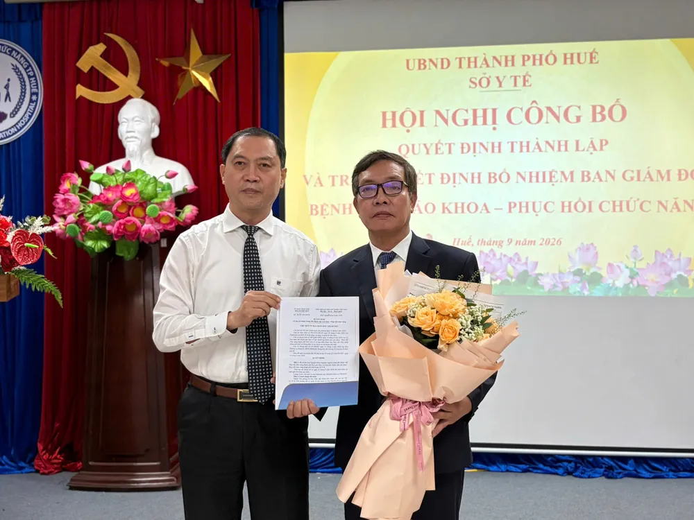 Trao quyết định thành lập Bệnh viện Lão khoa - Phục hồi chức năng TP Huế