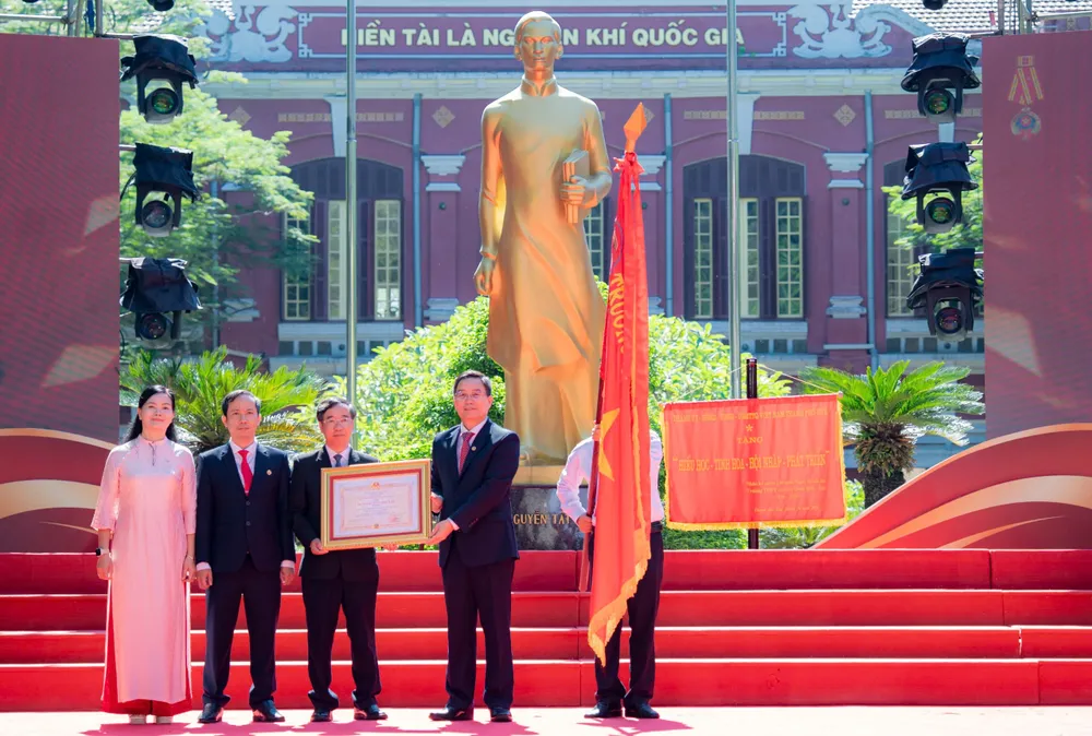 Trường THPT chuyên Quốc học Huế đón nhận Huân chương Độc lập hạng ba
