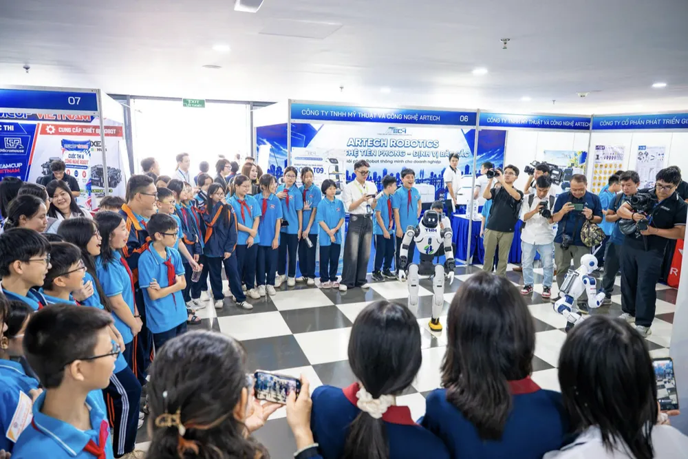 Sinh viên và học sinh trải nghiệm, tìm hiểu robot tại triển lãm. Ảnh: Lê Minh Sơn