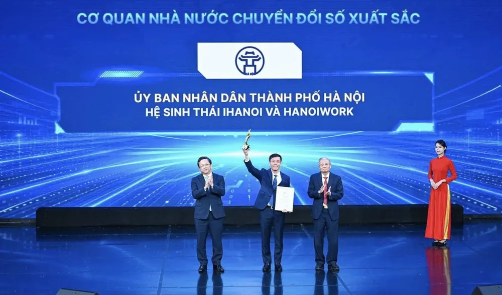Giám đốc Sở KH-CN Hà Nội Cù Ngọc Trang - đại diện UBND TP Hà Nội nhận giải thưởng. Ảnh: THÀNH AN