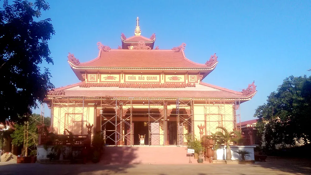 Một bé gái sơ sinh bị bỏ rơi trước cổng chùa ảnh 1