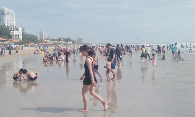 Tết Dương lịch năm nay khách du lịch đến Vũng Tàu tắm biển có vẻ thưa thớt hơn so với năm ngoái