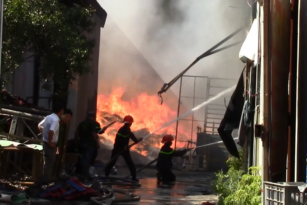  VIDEO: Cháy vựa phế liệu ở Bình Dương, hàng trăm học sinh tháo chạy  ​ ảnh 1