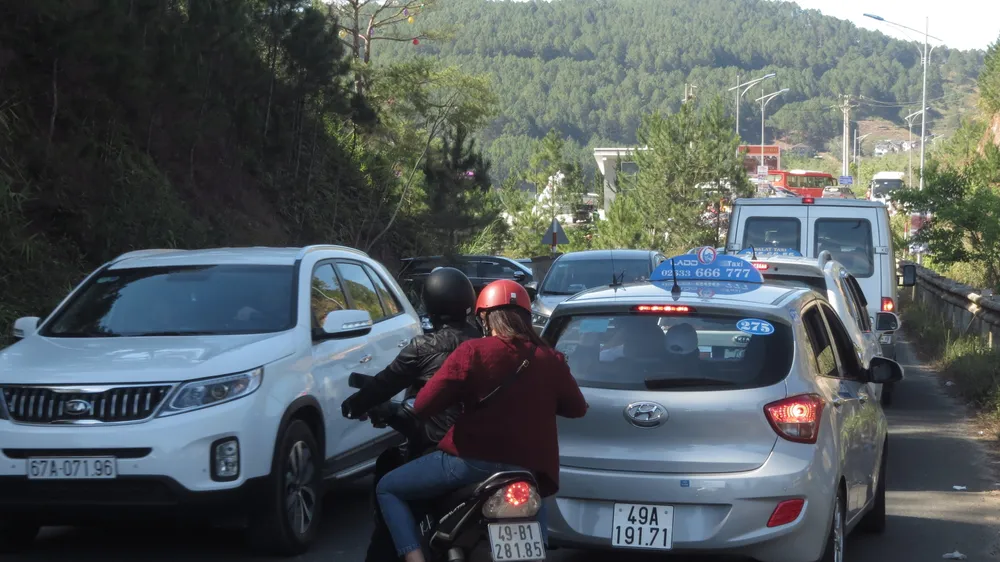 Khách du xuân bằng ô tô tăng mạnh, Đà Lạt liên tục bị kẹt xe ảnh 6