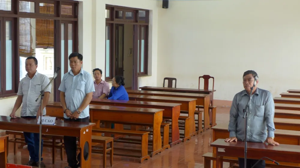 2 nguyên phó công an xã lãnh án tù vì giả mạo giấy tờ trong công tác ảnh 1