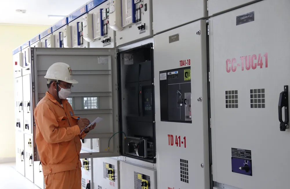 Công nhân Công ty TNHH MTV Điện lực Đồng Nai kiểm tra kỹ thuật trước khi đóng điện  ​