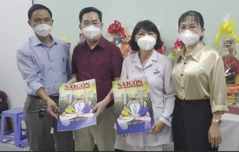 Trao tặng báo xuân Nhâm Dần cho Bệnh viện đa khoa Tây Ninh 