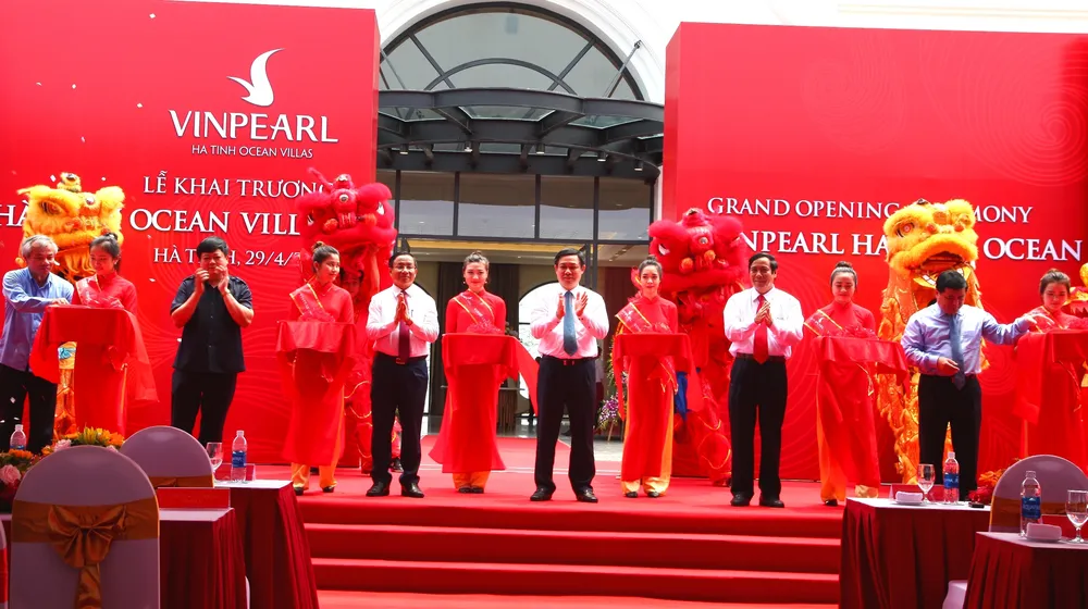 Phó Thủ tướng Chính phủ Vương Đình Huệ và các đại biểu cắt băng khai trương 