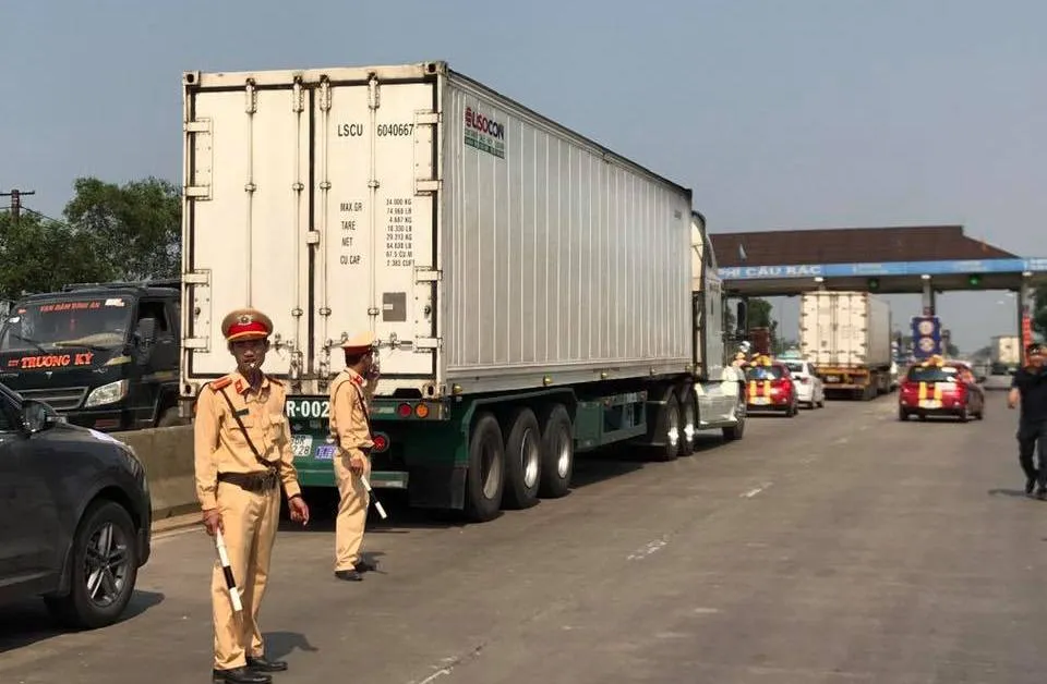 Người dân lại phản đối thu phí BOT tại trạm thu phí Cầu Rác ảnh 2