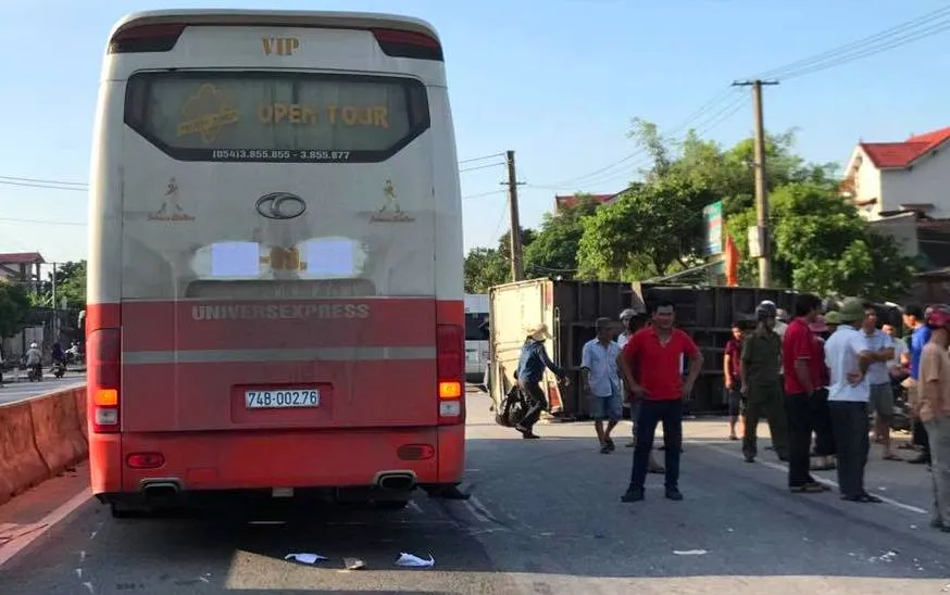 Xe khách và xe tải va chạm, quốc lộ 1A bị ách tắc  ảnh 1