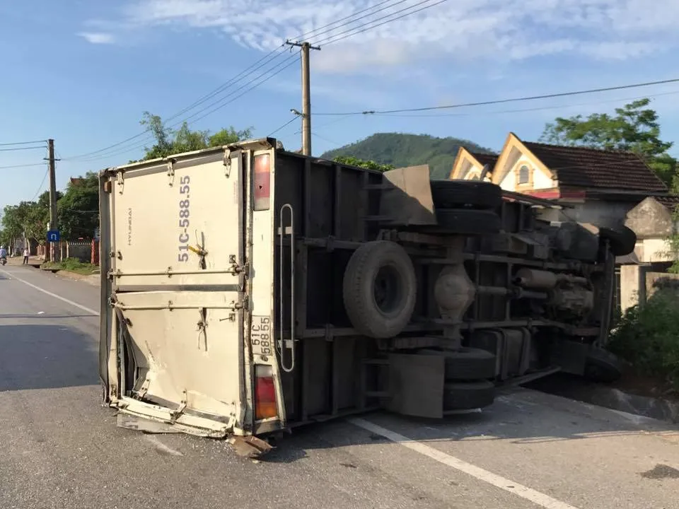 Xe khách và xe tải va chạm, quốc lộ 1A bị ách tắc  ảnh 2