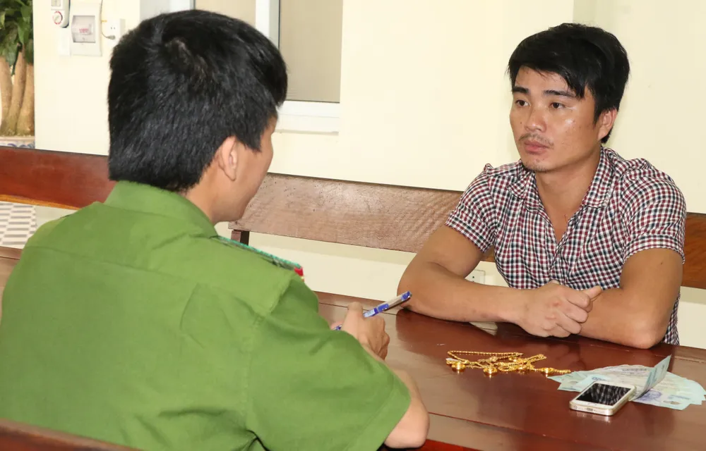 Bắt đối tượng chuyên dùng thẻ cào điện thoại lừa đảo chiếm đoạt tài sản ảnh 1