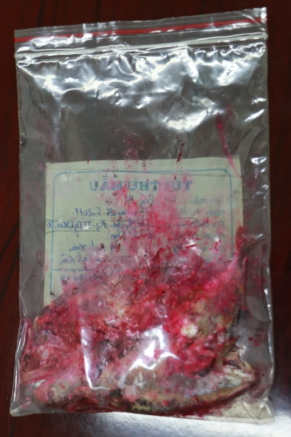  Cá kho để qua đêm chuyển màu đỏ hồng, vì sao? ảnh 1