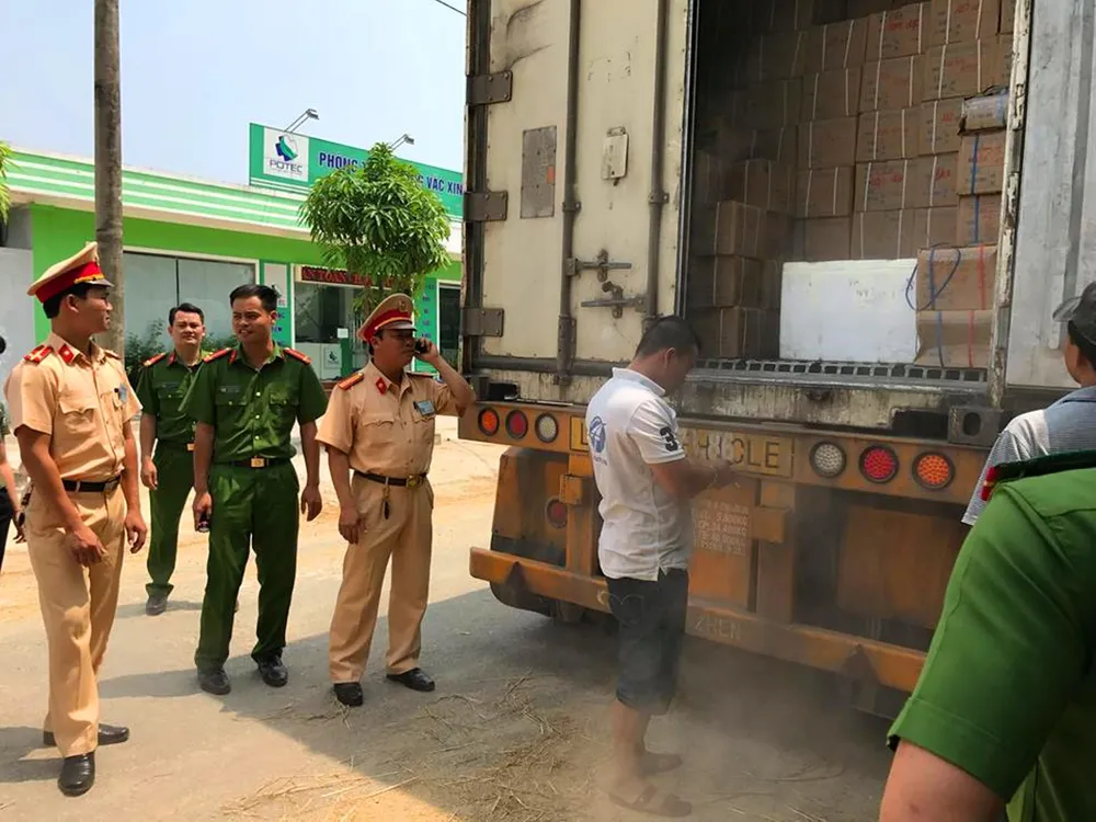 Bắt gần 3 tấn thực phẩm bốc mùi hôi trên đường vào TPHCM  ảnh 1