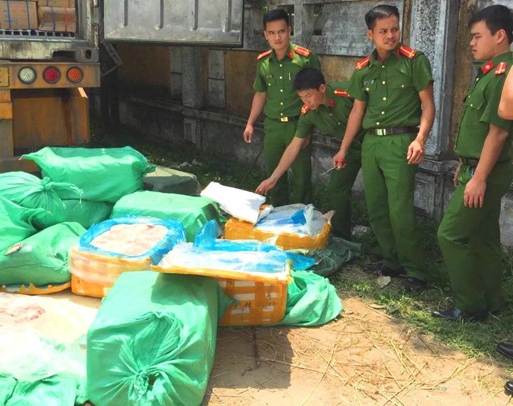 Bắt gần 3 tấn thực phẩm bốc mùi hôi trên đường vào TPHCM  ảnh 2