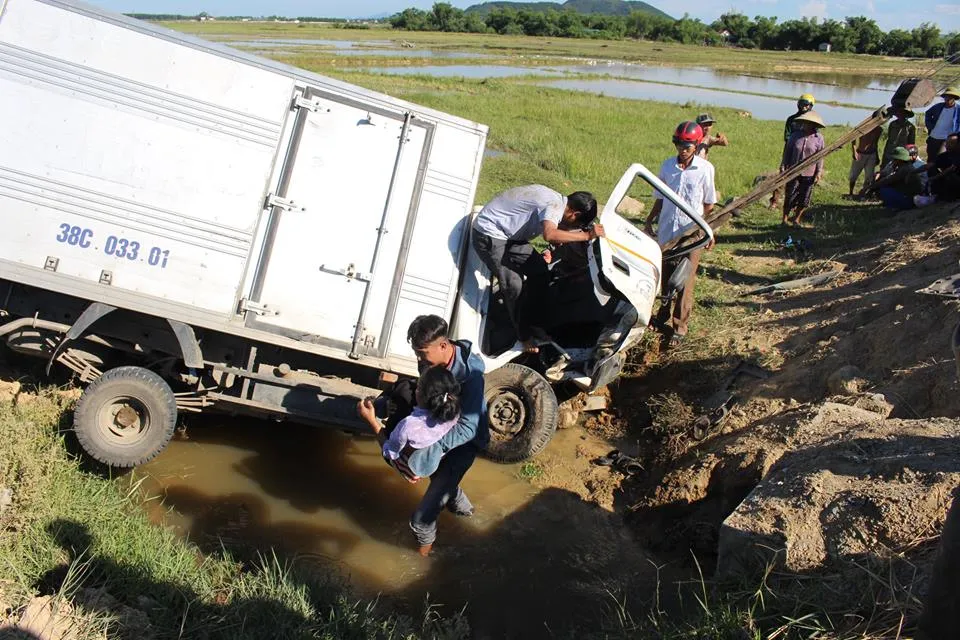 Xe ô tô đâm xuống mương nước khiến 3 người bị thương ảnh 1