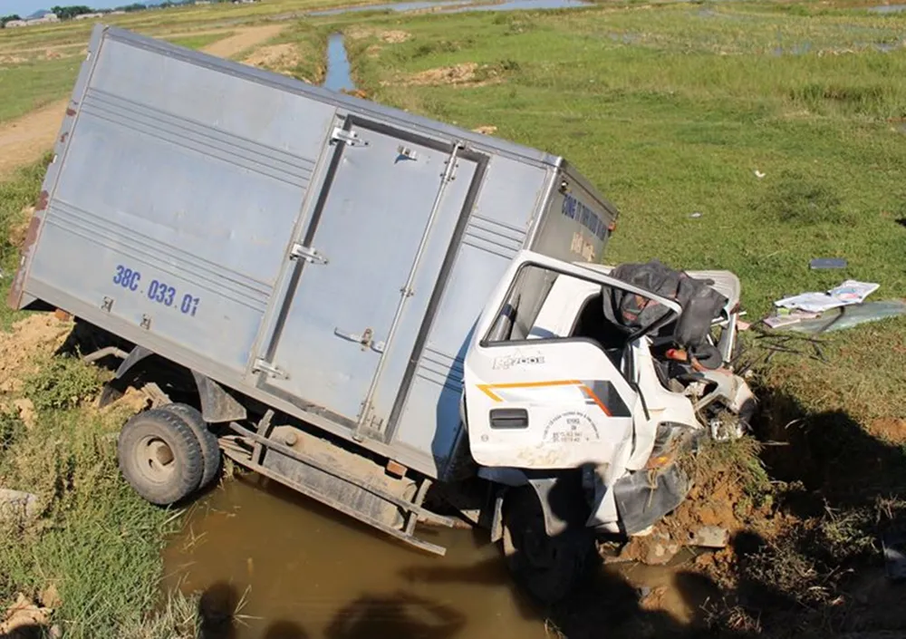 Xe ô tô đâm xuống mương nước khiến 3 người bị thương ảnh 2