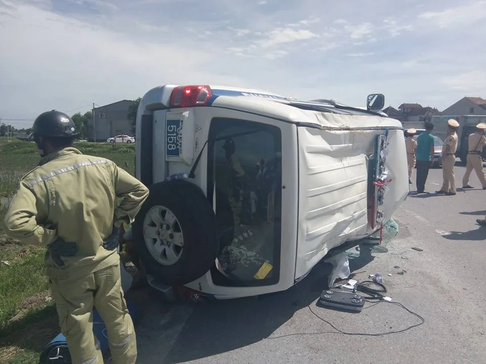  "Xe điên" chạy quá tốc độ, đâm CSGT rồi lao xuống ruộng  ảnh 4