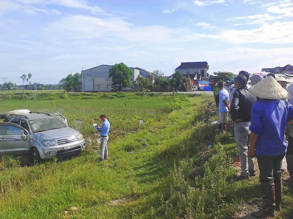  "Xe điên" chạy quá tốc độ, đâm CSGT rồi lao xuống ruộng  ảnh 1