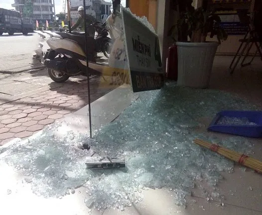 Bắt đối tượng đập phá cây ATM của Ngân hàng Vietcombank ảnh 2