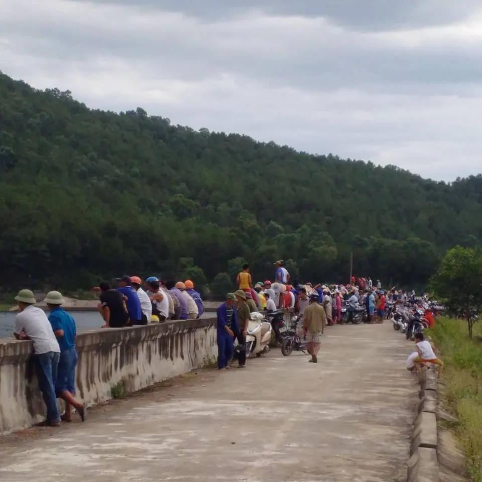 Khoảng 16 giờ 30 phút chiều 17-6, đã phát hiện vớt được thi thể anh Nguyễn Văn Th. bị lật thuyền mất tích trên hồ Khe Trúc