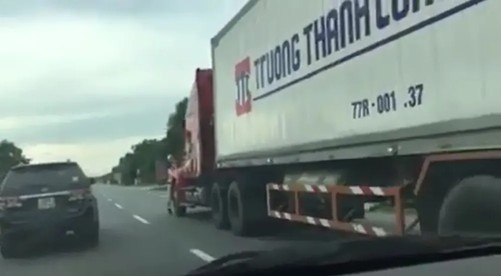 Một thượng úy công an rơi từ đầu xe container xuống đường bị thương nặng ảnh 1