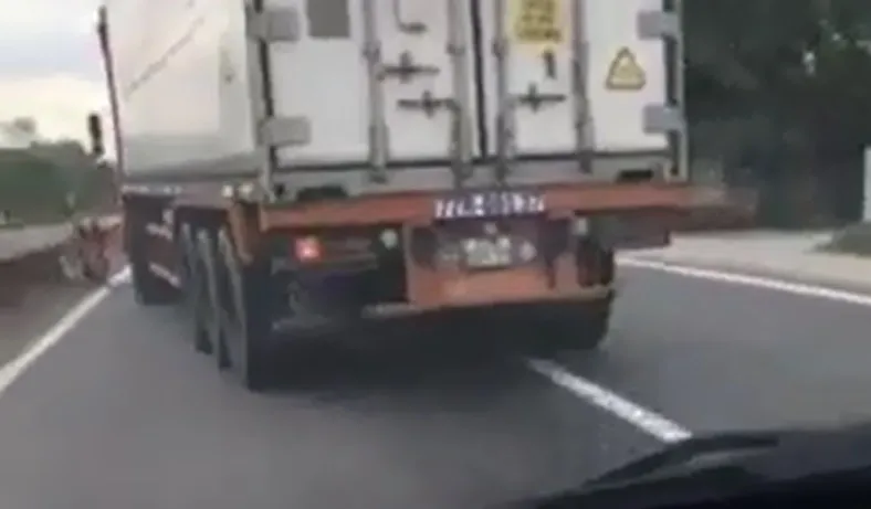 Một thượng úy công an rơi từ đầu xe container xuống đường bị thương nặng ảnh 2