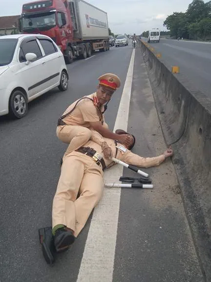 Bắt khẩn cấp tài xế xe container hất văng thượng úy công an xuống đường ảnh 3