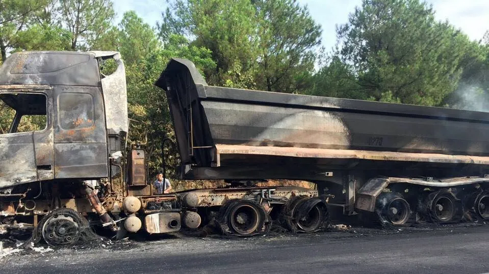 Xe đầu kéo bốc cháy trên quốc lộ 12C ảnh 2