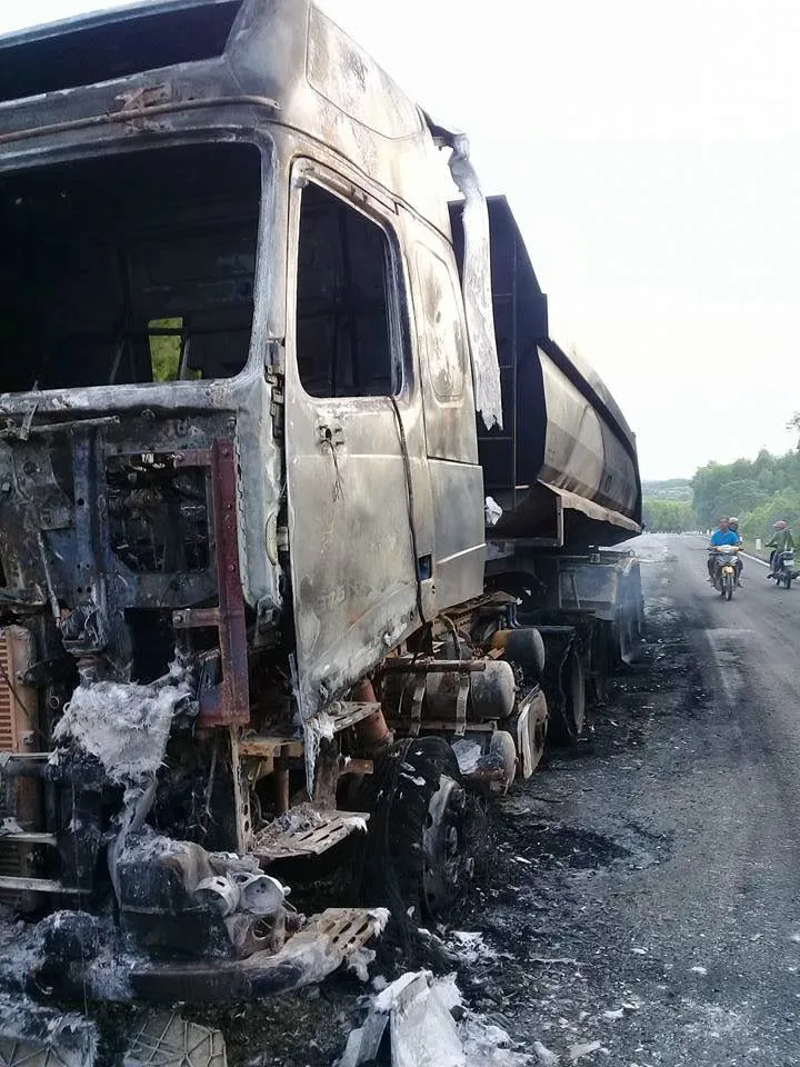 Xe đầu kéo bốc cháy trên quốc lộ 12C ảnh 3