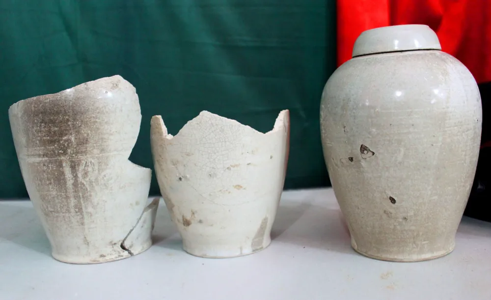 Phát hiện ngôi mộ cổ độc mộc thế kỷ 15 cùng nhiều đồ gốm ảnh 1