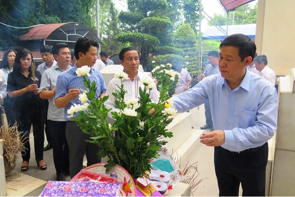 Phó Thủ tướng Vương Đình Huệ tri ân các anh hùng liệt sĩ tại Quảng Trị, Hà Tĩnh ảnh 3