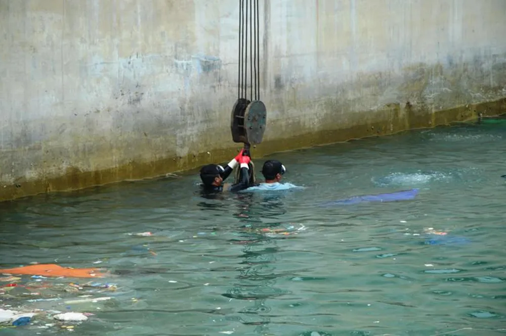 Hà Tĩnh: Đã trục vớt được 2 tàu đánh cá bị chìm dưới biển trong bão số 2 ảnh 4