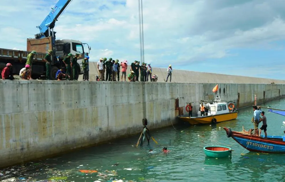 Hà Tĩnh: Đã trục vớt được 2 tàu đánh cá bị chìm dưới biển trong bão số 2 ảnh 1