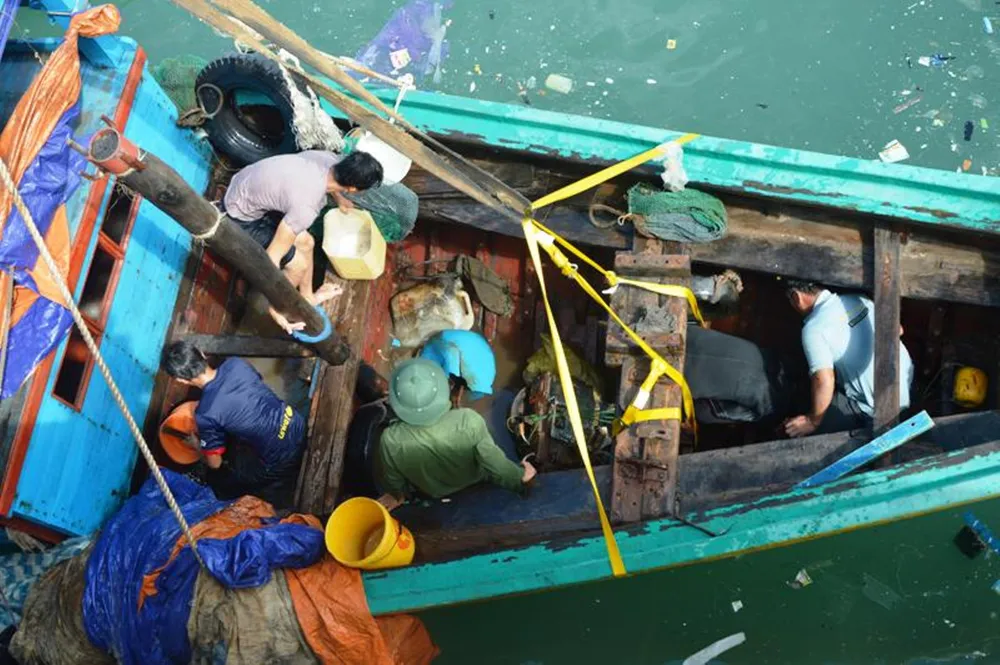 Hà Tĩnh: Đã trục vớt được 2 tàu đánh cá bị chìm dưới biển trong bão số 2 ảnh 5