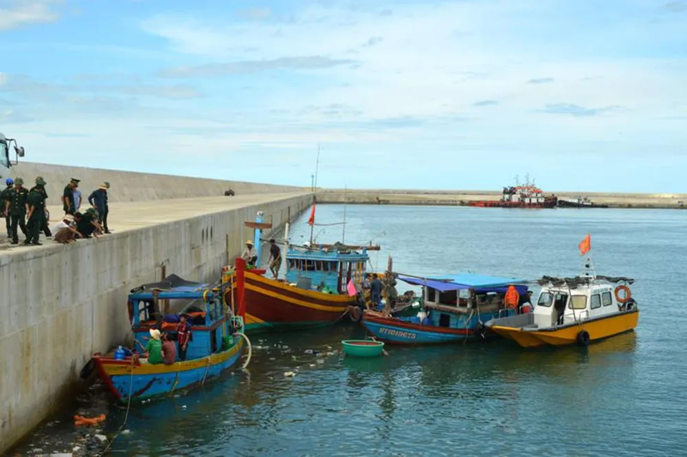 Hà Tĩnh: Đã trục vớt được 2 tàu đánh cá bị chìm dưới biển trong bão số 2 ảnh 3