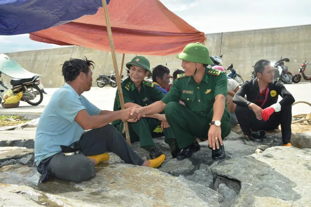Hà Tĩnh: Đã trục vớt được 2 tàu đánh cá bị chìm dưới biển trong bão số 2 ảnh 6