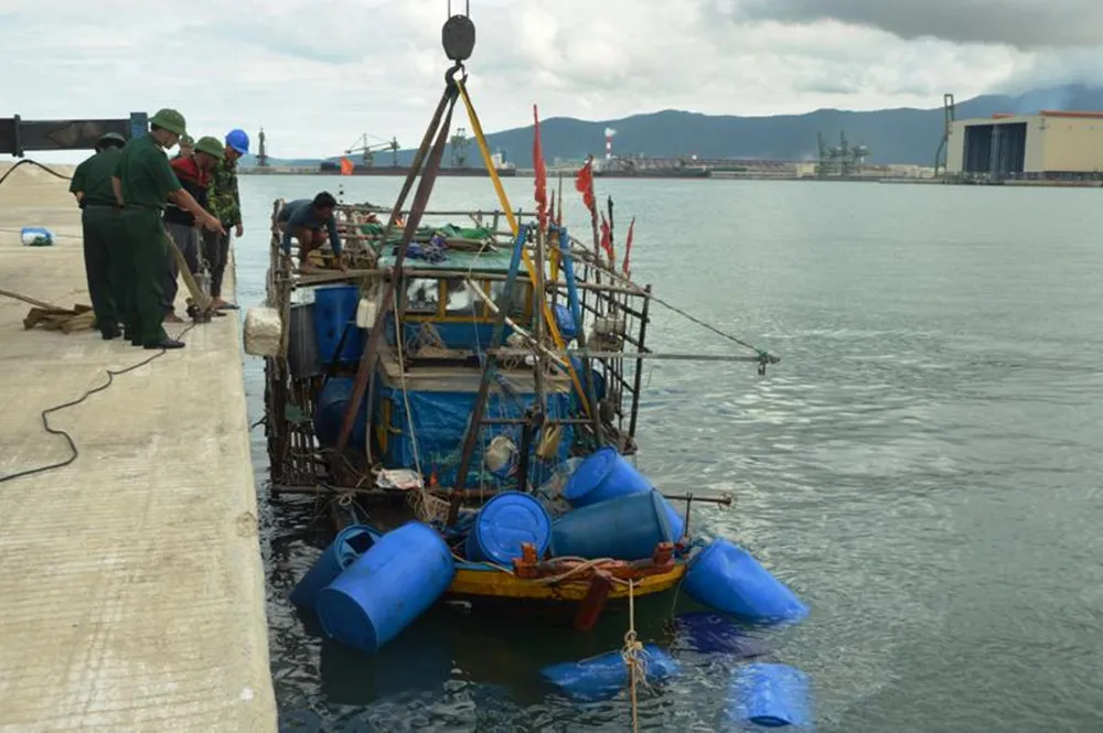 Hà Tĩnh: Đã trục vớt được 2 tàu đánh cá bị chìm dưới biển trong bão số 2 ảnh 2