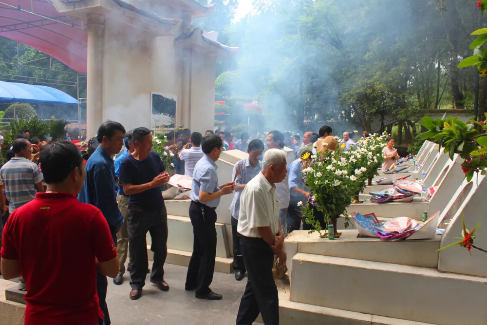 Hàng ngàn người về Ngã ba Đồng Lộc tri ân các anh hùng liệt sĩ ảnh 2