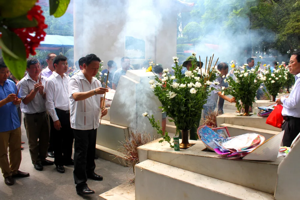 Hàng ngàn người về Ngã ba Đồng Lộc tri ân các anh hùng liệt sĩ ảnh 1