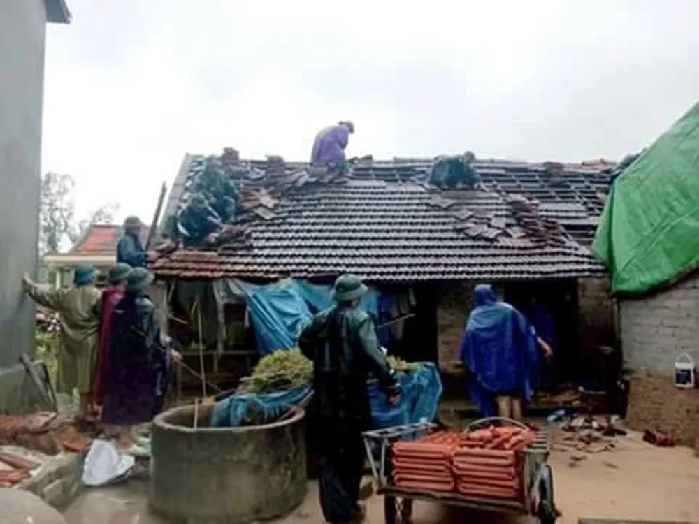 Lực lượng chức năng giúp người dân khắc phục thiệt hại