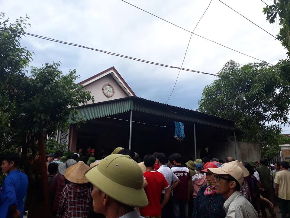 Nghi bắt cóc trẻ em, hàng trăm người dân vây kín một phụ nữ trong nhiều giờ ảnh 3