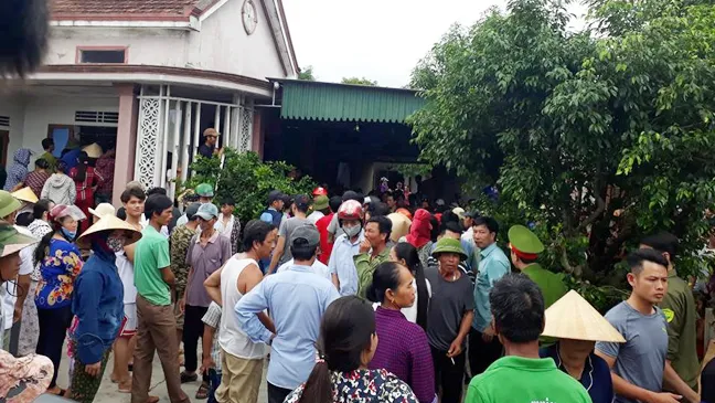 Người dân địa phương vây kín khu vực ngôi nhà nơi người phụ nữ bị nghi bắt cóc trẻ em