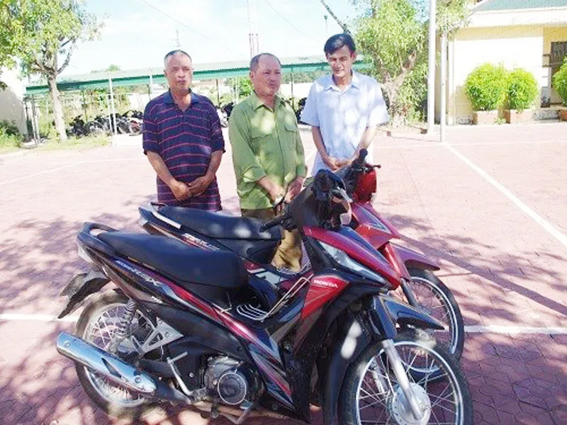 Các đối tượng cùng tang vật bị bắt giữ. (Ảnh Công an Hà Tĩnh)