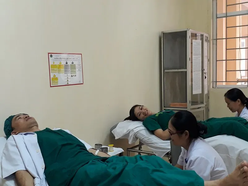 5 y bác sĩ, nhân viên kịp thời hiến máu cứu sản phụ qua cơn nguy kịch ảnh 1