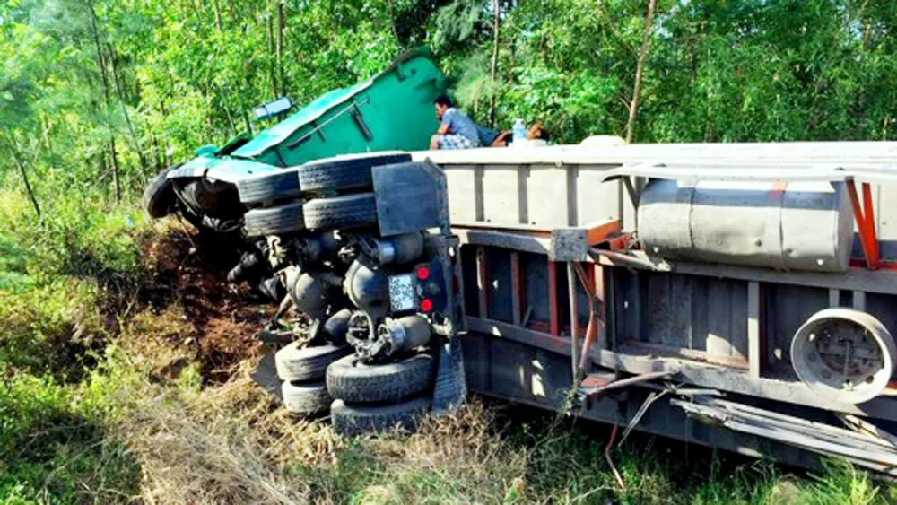 Mất lái, xe container húc nát taluy trên quốc lộ 1A ảnh 1