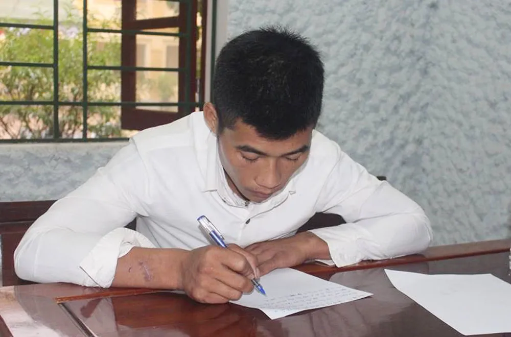 Khởi tố đối tượng đập phá tài sản, cướp tiền điểm gác chắn đường sắt  ảnh 2