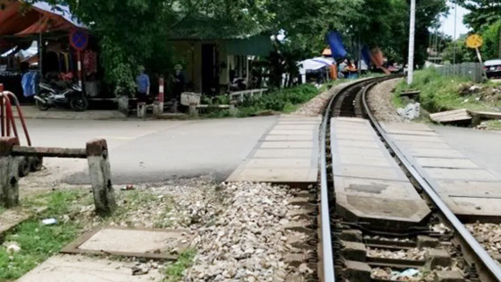 Khởi tố đối tượng đập phá tài sản, cướp tiền điểm gác chắn đường sắt  ảnh 1