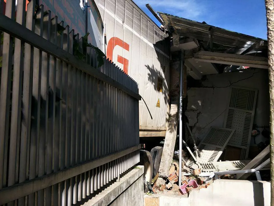 Xe container va quệt xe máy, đâm sập mái hiên, ki-ốt bán hàng ảnh 4