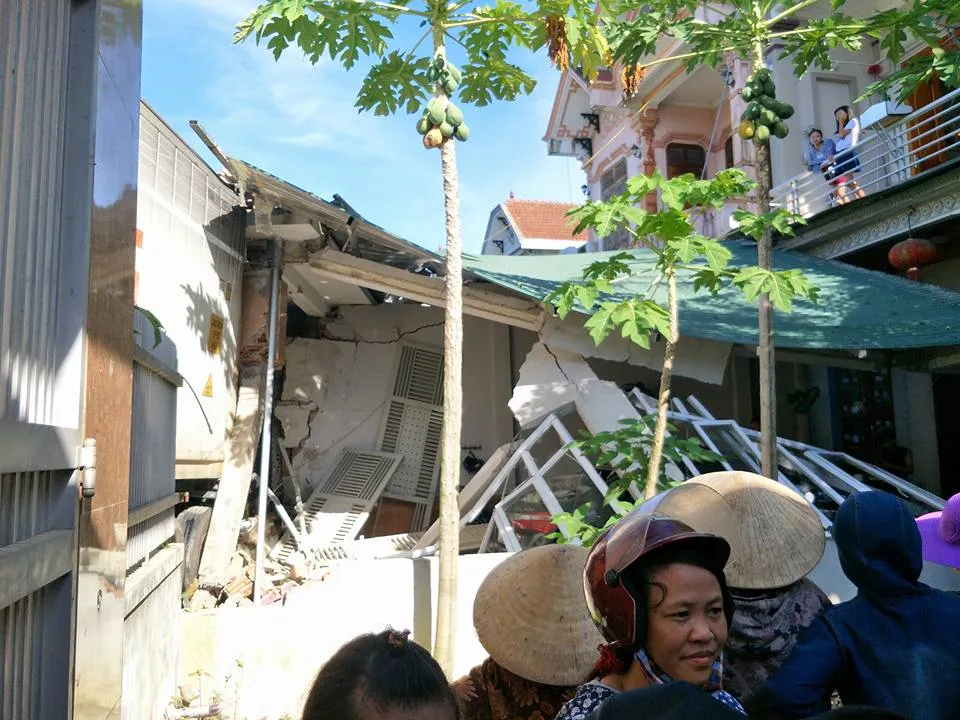 Xe container va quệt xe máy, đâm sập mái hiên, ki-ốt bán hàng ảnh 2